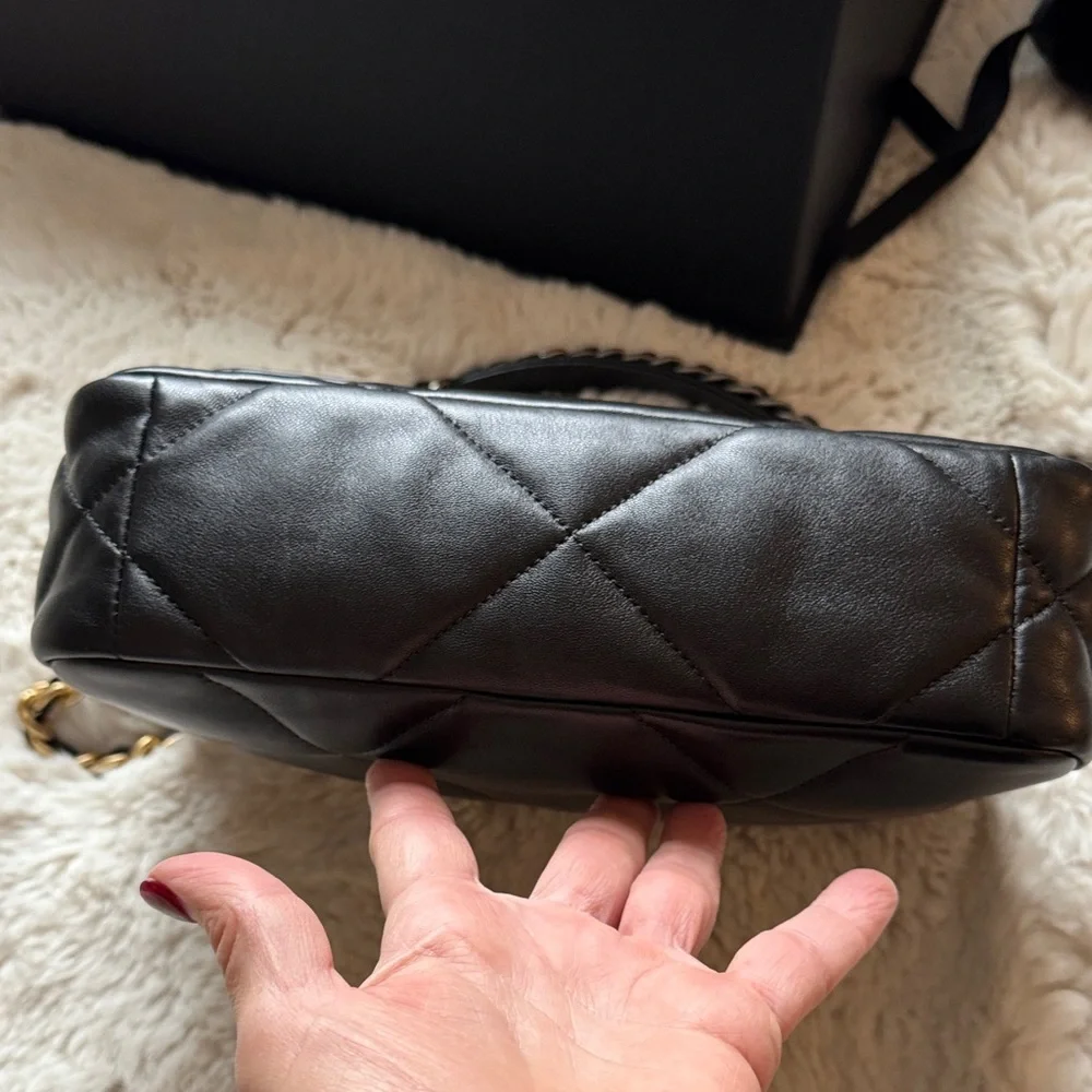 Chic Black Quilted Leather Bag - Picture 3 of 16